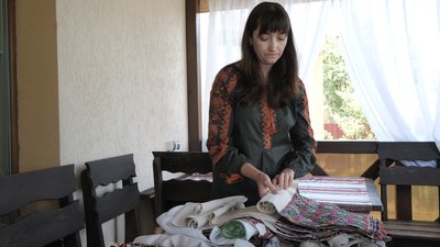 "Це частина нашої культури": колекціонерка з Вінниці зібрала понад 50 подільських рушників