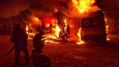 Автомобілі швидкої палають у Краматорську