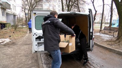 140 банок за чотири дні: житомирянка Олена Козак готує та передає військовим тушкованку 140 банок за чотири дні: житомирянка Олена Козак готує та передає військовим тушкованку