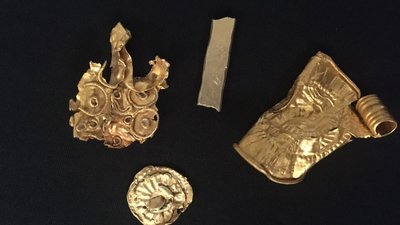 Археолог-аматор знайшов у своєму дворі скарб золотих англосаксонських монет Археолог-аматор знайшов у своєму дворі скарб золотих англосаксонських монет