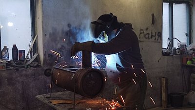 Волинський майстер виготовляє печі-буржуйки з газових балонів Волинський майстер виготовляє печі-буржуйки з газових балонів