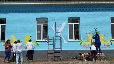 На Полтавщині до Дня вишиванки розмалювали будинок культури На Полтавщині до Дня вишиванки розмалювали будинок культури