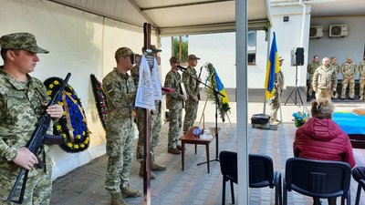 Дражнили Гномом за невисокий зріст, а він став титаном і тримав небо: черкащани попрощалися із Максиміліаном Склянським Дражнили Гномом за невисокий зріст, а він став титаном і тримав небо: черкащани попрощалися із Максиміліаном Склянським