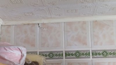 Зруйновані балкони, вибите скло та тріщини на стелях. Хто і коли усуватиме наслідки авіаудару в кропивницькому будинку Зруйновані балкони, вибите скло та тріщини на стелях. Хто і коли усуватиме наслідки авіаудару в кропивницькому будинку
