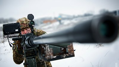 Нацгвардієць Андрій під час вистежування російських дронів