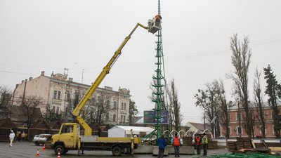 У Чернівцях на Соборній площі почали влаштовувати ялинку: коли її відкриють У Чернівцях на Соборній площі почали влаштовувати ялинку: коли її відкриють