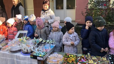 Близько 300 людей долучилися до благодійного ярмарку на підтримку ЗСУ, який провели в дитсадку в Ужгороді Близько 300 людей долучилися до благодійного ярмарку на підтримку ЗСУ, який провели в дитсадку в Ужгороді