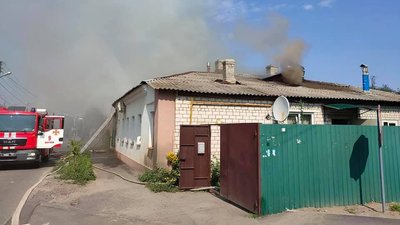 У Харкові сталася пожежа у закинутому будинку: вогонь поширився на дах житлового У Харкові сталася пожежа у закинутому будинку: вогонь поширився на дах житлового