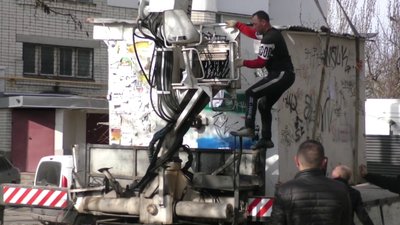 У Херсоні почали демонтувати незаконно встановлені МАФи У Херсоні почали демонтувати незаконно встановлені МАФи