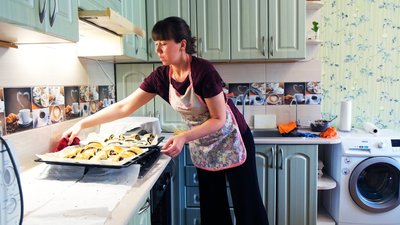 Печуть булочки з маком для українських захисників: як працює кризовий центр у Вінниці Печуть булочки з маком для українських захисників: як працює кризовий центр у Вінниці