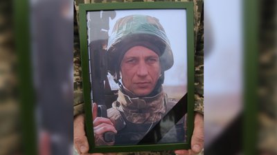 На Чернігівщині попрощалися із чотирма бійцями, які загинули на сході України На Чернігівщині попрощалися із чотирма бійцями, які загинули на сході України
