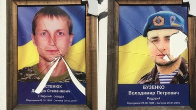 На Центральній площі в Чернівцях невідомі розтрощили портрети загиблих воїнів АТО На Центральній площі в Чернівцях невідомі розтрощили портрети загиблих воїнів АТО