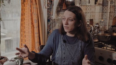 Створює керамічний посуд, прикраси та музичні інструменти. Катя Гєза Створює керамічний посуд, прикраси та музичні інструменти. Катя Гєза