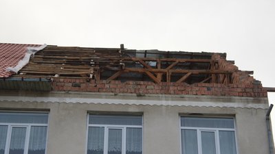 У Чернівецькій області буревій сильно пошкодив покрівлю гімназії: коли відновлюють дах У Чернівецькій області буревій сильно пошкодив покрівлю гімназії: коли відновлюють дах