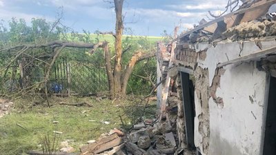 Вдень 18 червня окупанти обстріляли одне з сіл Золочівської громади: один будинок знищений, два — пошкоджені Вдень 18 червня окупанти обстріляли одне з сіл Золочівської громади: один будинок знищений, два — пошкоджені