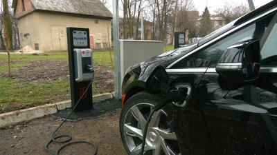 У Івано-Франківську відкрили нову станцію для зарядки електроавтомобілів
