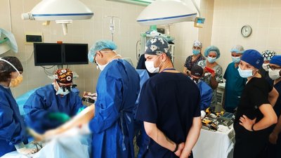 На Закарпатті мікрохірурги зі США оперували поранених військових На Закарпатті мікрохірурги зі США оперували поранених військових