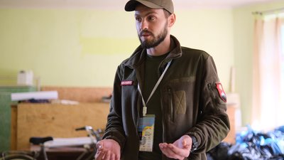 "Я чув, як мою родину розстріляли". Історія волонтера з Херсонщини у Чернівцях "Я чув, як мою родину розстріляли". Історія волонтера з Херсонщини у Чернівцях