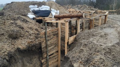 В районі на Волині учасники добровольчого формування будують оборонні споруди В районі на Волині учасники добровольчого формування будують оборонні споруди