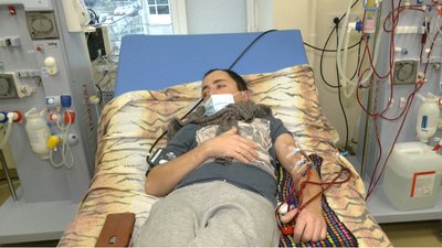 Артур Олійник під час діалізу