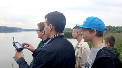 Запускали швидкісні радіокеровані моделі: в Житомирі вихованці гуртка судномоделювання готуються до змагань Запускали швидкісні радіокеровані моделі: в Житомирі вихованці гуртка судномоделювання готуються до змагань