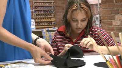 Учасниця коворкінгу працює над пошиттям панамки Учасниця коворкінгу працює над пошиттям панамки