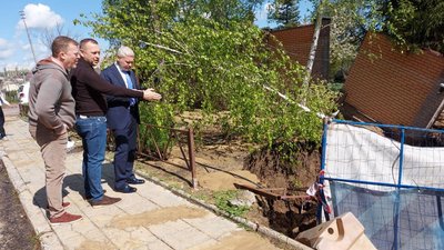 Хвиля води у приватному секторі: у Харкові прорвало трубу водоканалу Хвиля води у приватному секторі: у Харкові прорвало трубу водоканалу