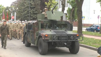 Живі герої пройшлися вулицями Хмельницького, аби вшанувати пам'ять загиблих. Фото: Суспільне. Поділля. Живі герої пройшлися вулицями Хмельницького, аби вшанувати пам'ять загиблих. Фото: Суспільне. Поділля.