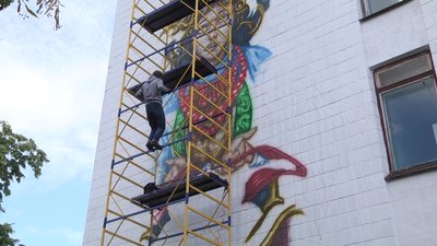У Житомирі відкрили 12-метровий мурал із зображенням українки У Житомирі відкрили 12-метровий мурал із зображенням українки
