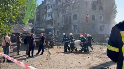 Миколаївські рятувальники розповіли про роботу на місцях обстрілів Миколаївські рятувальники розповіли про роботу на місцях обстрілів