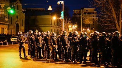 "Не чуєш? Побачиш". Прихильники Стерненка облили ОП червоною фарбою та влаштували феєрверк "Не чуєш? Побачиш". Прихильники Стерненка облили ОП червоною фарбою та влаштували феєрверк