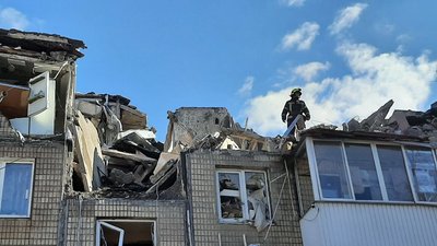 У п’ятиповерхівку в районі Нових будинків у Харкові влучив снаряд У п’ятиповерхівку в районі Нових будинків у Харкові влучив снаряд
