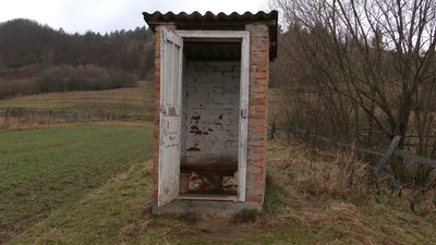 Учні 17 шкіл на Львівщині користуються туалетами надворі Учні 17 шкіл на Львівщині користуються туалетами надворі