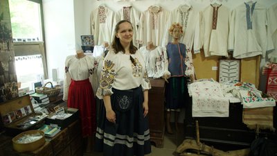 "Вишиванка личить усім". У Кропивницькому в етнолабораторії влаштували фотосесію для кропивничан у вишитих сорочках "Вишиванка личить усім". У Кропивницькому в етнолабораторії влаштували фотосесію для кропивничан у вишитих сорочках