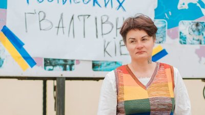 Під колишнє консульство РФ у Харкові принесли валізу "дружинам російських ґвалтівників" Під колишнє консульство РФ у Харкові принесли валізу "дружинам російських ґвалтівників"