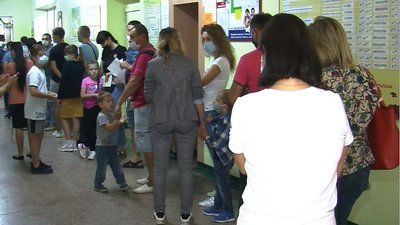"По 200 пацієнтів на одного лікаря". У Луцьку довжелезні черги у дитячій поліклініці "По 200 пацієнтів на одного лікаря". У Луцьку довжелезні черги у дитячій поліклініці
