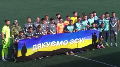Гравці "Ниви" та "Лісного" перед початком матчу