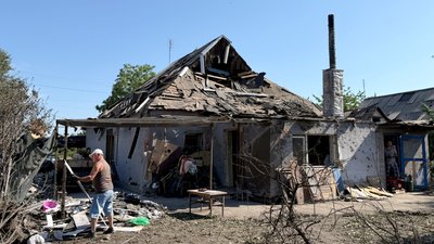 Зруйнований обстрілом будинок у Донецькій області