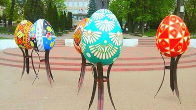 У Калуші на Франківщині встановили писанки-велетні У Калуші на Франківщині встановили писанки-велетні