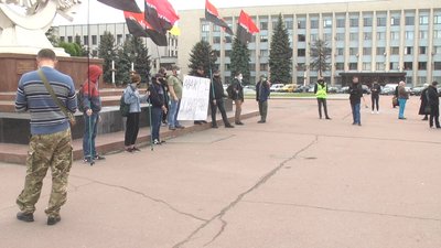 Учасники акції вимагали відставку глави МВС Арсена Авакова, фото: Суспільне Учасники акції вимагали відставку глави МВС Арсена Авакова, фото: Суспільне