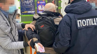 На Закарпатті митнику, який вимагав 4000 доларів хабаря, обрано запобіжний захід На Закарпатті митнику, який вимагав 4000 доларів хабаря, обрано запобіжний захід