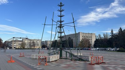 У Кременчуці розпочали монтаж головної ялинки міста