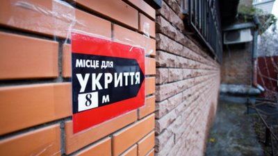 Вода, їжа, теплі речі та аптечка. Що слід взяти з собою в укриття