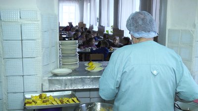 Менше хліба, без цукру та поки без фруктів – у Новгород-Сіверській школі №2 перейшли на нове меню