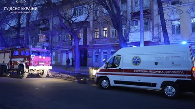 Врятували чоловіка з задимленого приміщення: в Одесі горіла квартира