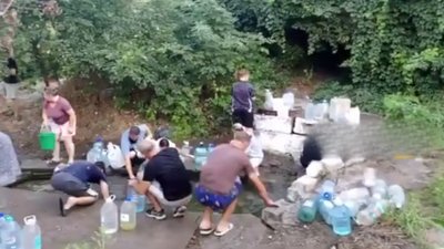Маріуполь без води: жителі шукають природні джерела