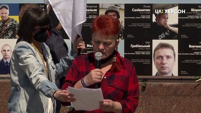 Організаторка акції зачитує вимоги до президента Організаторка акції зачитує вимоги до президента