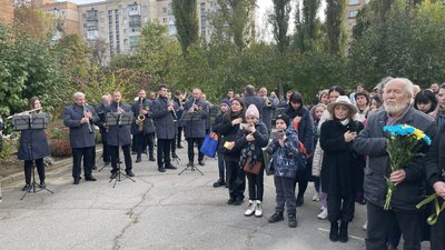У Полтаві відкрили меморіальну дошку викладачу художньої школи Святославу Пашинському У Полтаві відкрили меморіальну дошку викладачу художньої школи Святославу Пашинському