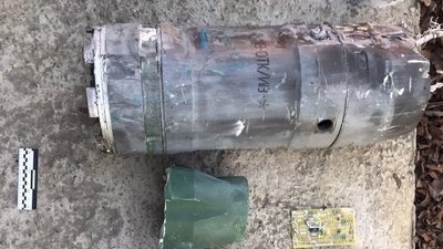 Обстріл складу з піротехнікою: слідчі знайшли частину від РСЗВ біля станції метро у Харкові Обстріл складу з піротехнікою: слідчі знайшли частину від РСЗВ біля станції метро у Харкові