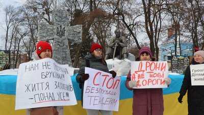В Охтирці на Сумщині містяни вийшли на акцію "Гроші на ЗСУ" В Охтирці на Сумщині містяни вийшли на акцію "Гроші на ЗСУ"